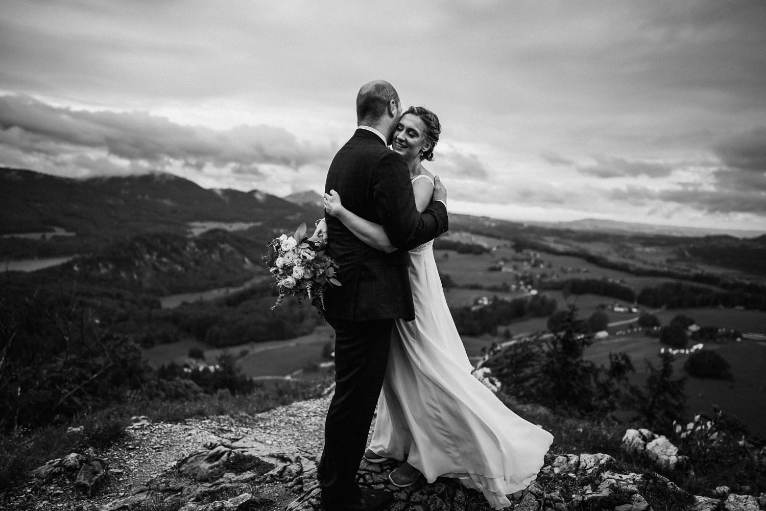 Hochzeitsfoto von frisch verheiratetem Ehepaar bei einer Hochzeit in Österreich im Salzburger Land