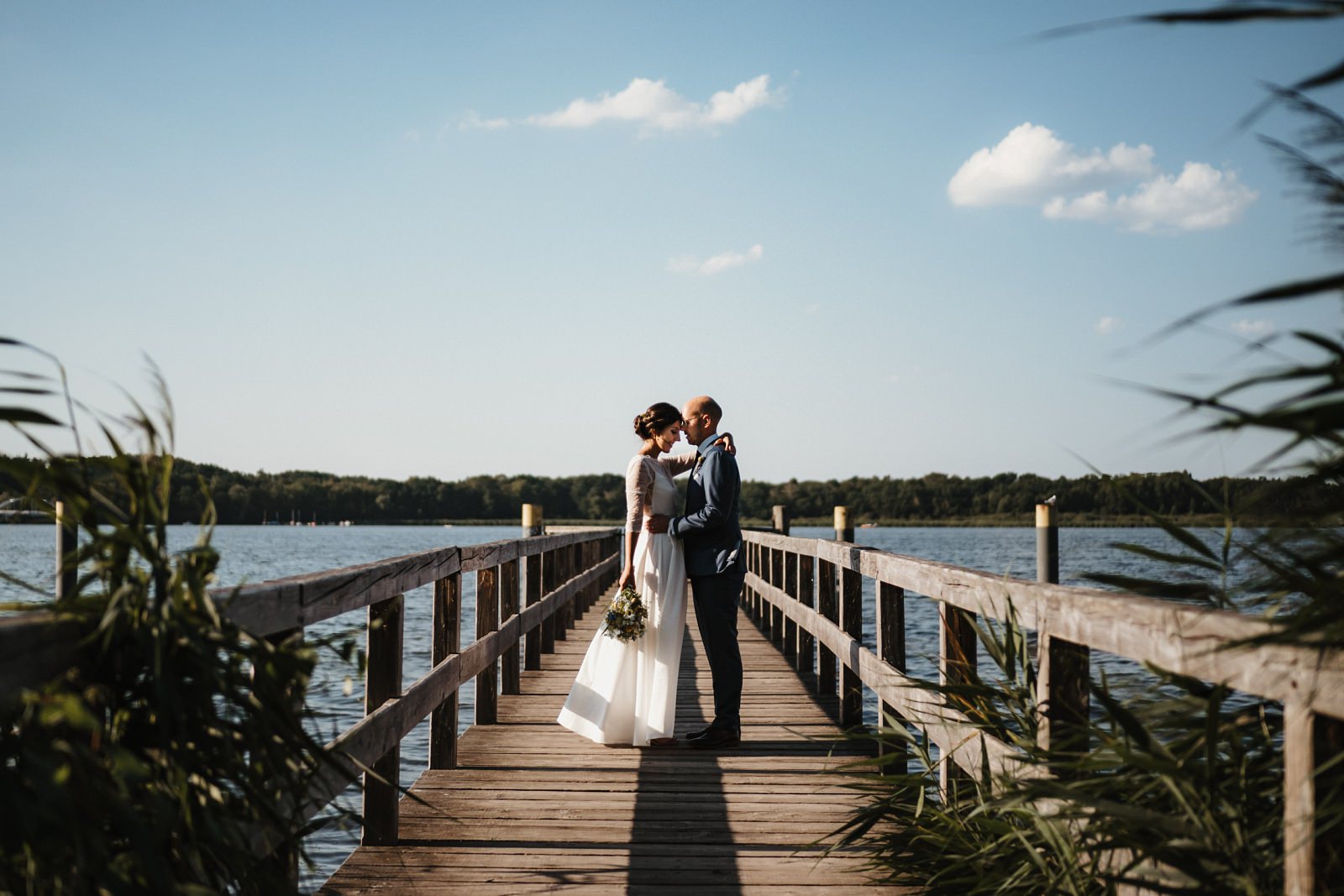 Hochzeitsfotograf fotografiert Braut und Bräutigam beim Hochzeitsshooting am Schwielowsee in Caputh