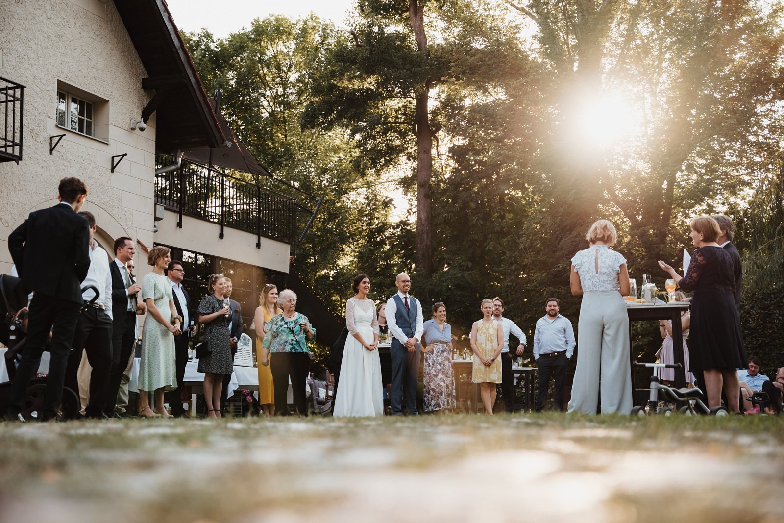 eine Hochzeitsrede mit Braut und Bräutigam und Hochzeitsgästen in der Remise am Schwielowsee