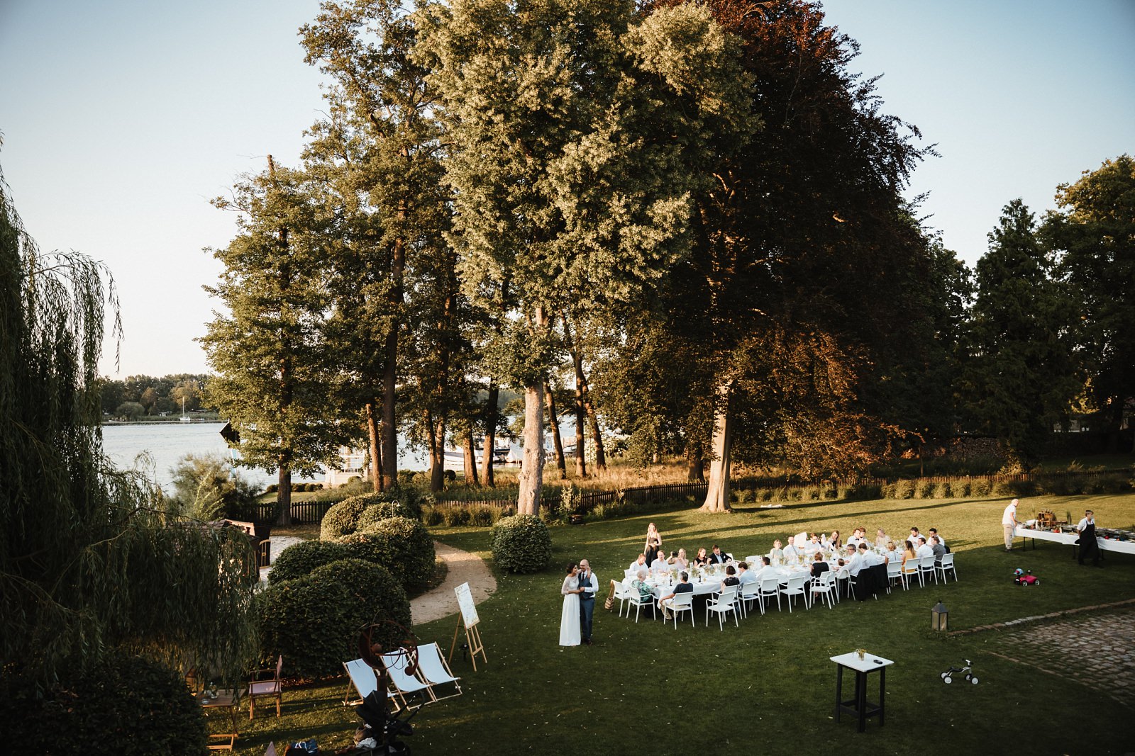 Der Garten der Remise am Schwielowsee bei einer Hochzeit in Caputh in Brandenburg
