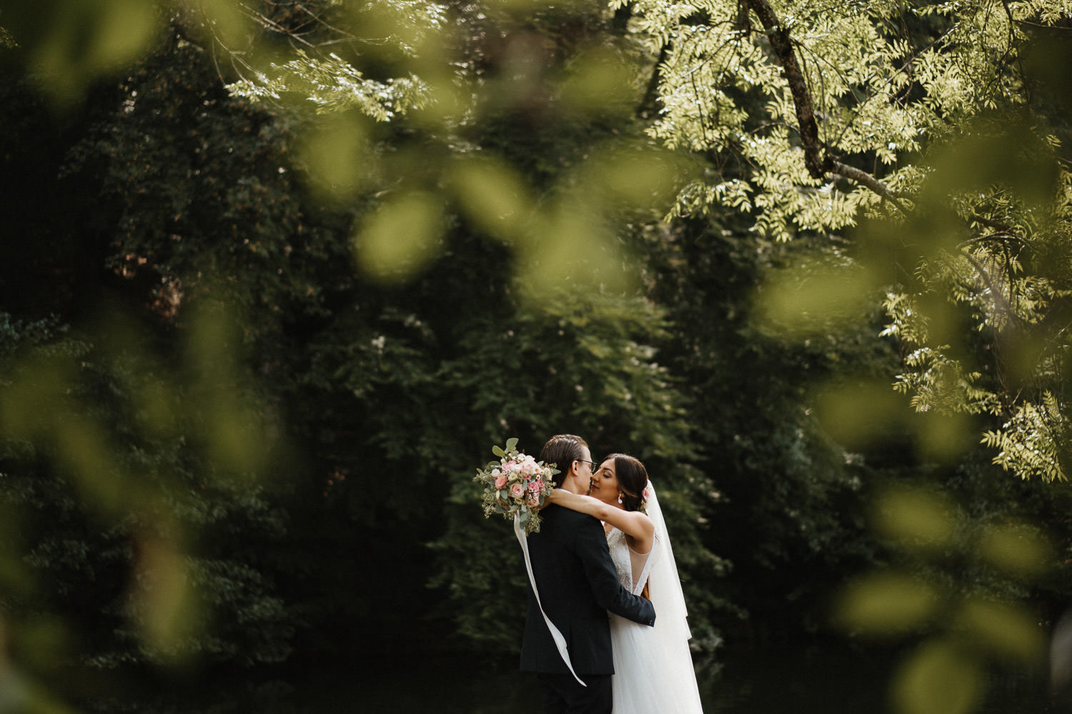 internationales Hochzeitpaar fotografiert am Tag der Trauung von Hochzeitsfotograf Berlin