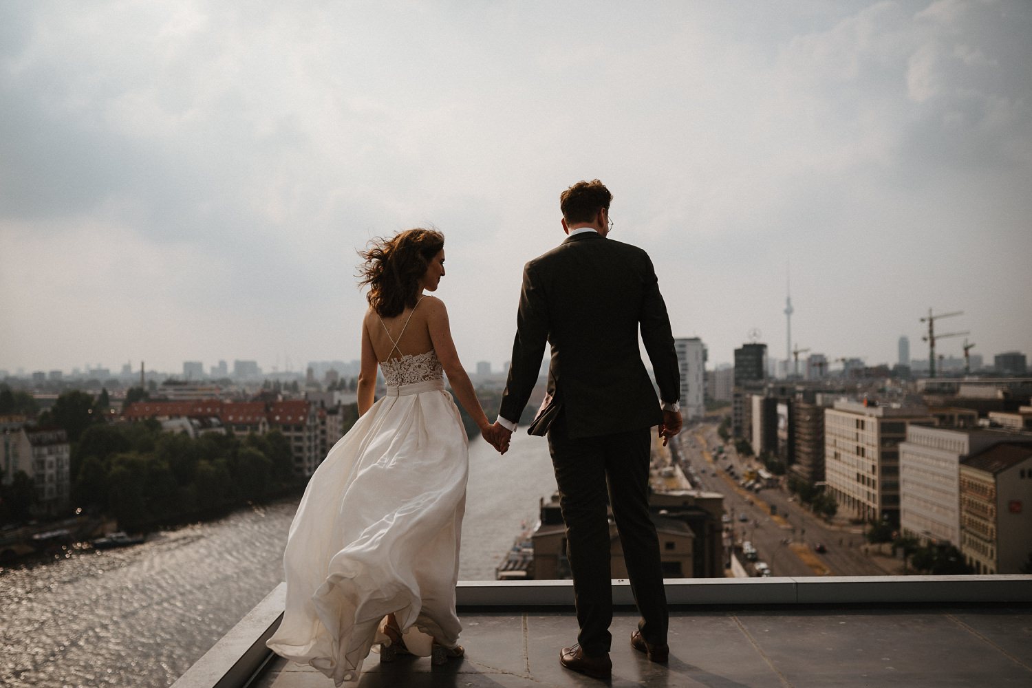 Hochzeits-Paar fotografiert von einem Hochzeitsfotograf Berlin über den Dächern von Berlin mit tollem Ausblick