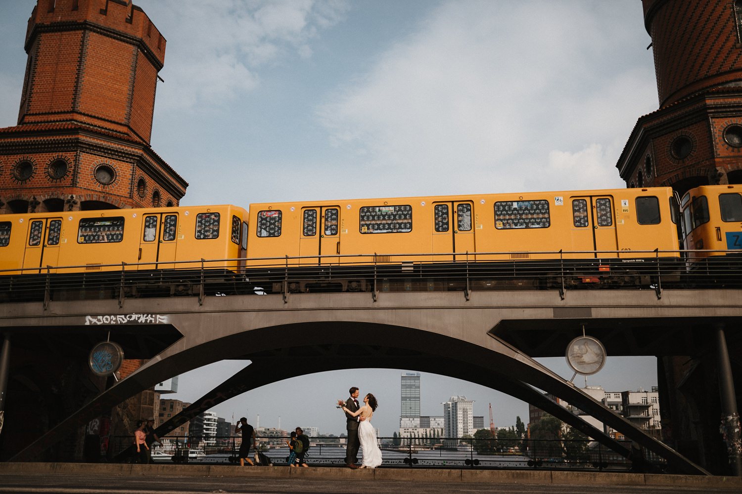 Hochzeitspaar am Tag der Hochzeit auf der Oberbaumbrücke Berlin